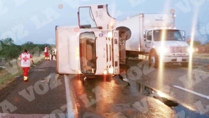 Vuelca tráiler en la 57 Vuelca tráiler en la 57