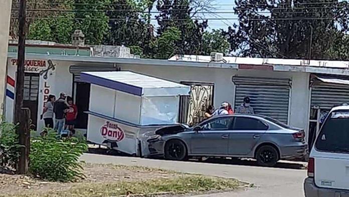 Choca contra puesto de tacos Choca contra puesto de tacos