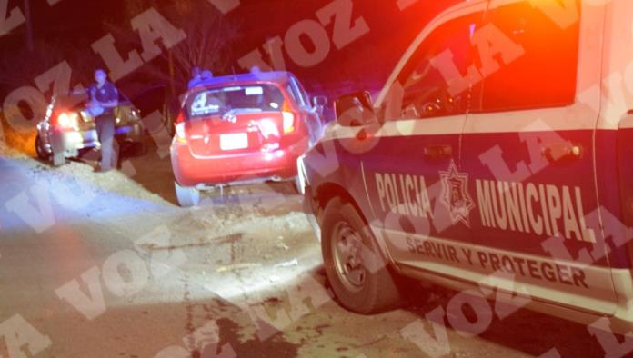 Le da ‘besito’ a automóvil Le da ‘besito’ a automóvil