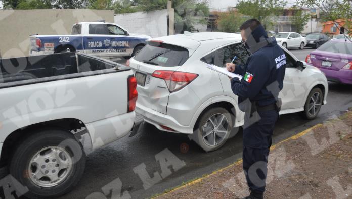 Se echa de reversa y choca camioneta Se echa de reversa y choca camioneta