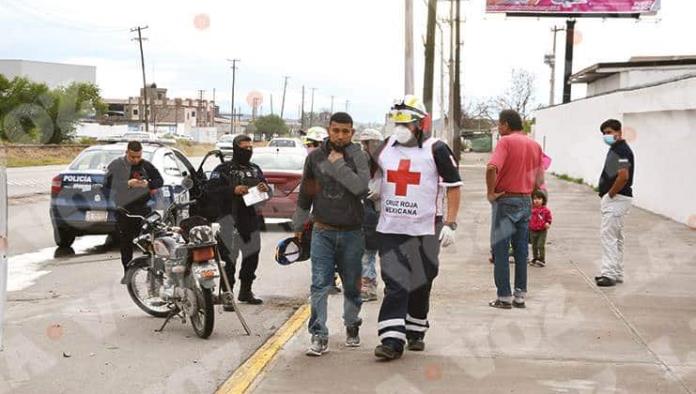 Embiste cafre a dos en moto Embiste cafre a dos en moto