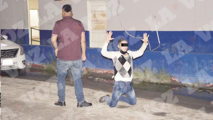 Drogado y alcoholizado se ‘rinde’ detenido hincado en la calle Drogado y alcoholizado se ‘rinde’ detenido hincado en la calle