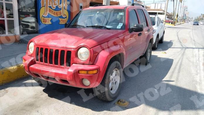 Se impacta Jeep contra una Nissan Se impacta Jeep contra una Nissan