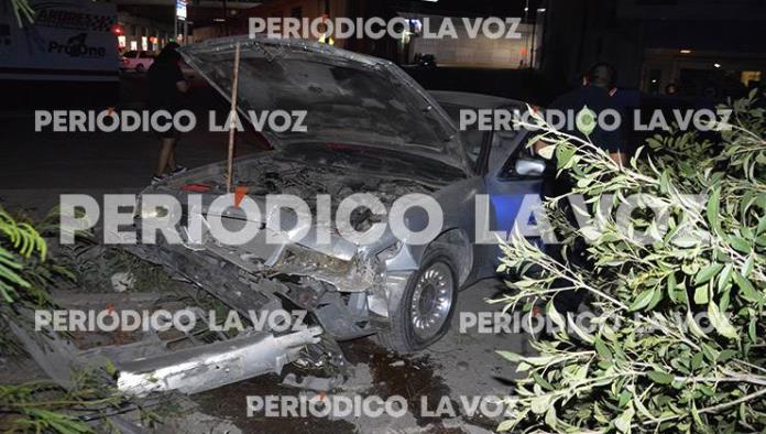 Estrella auto contra árboles Estrella auto contra árboles