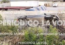 Vuelca Versa y lo abandonan Vuelca Versa y lo abandonan