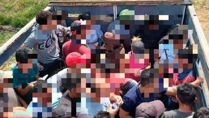 130 migrantes rescatados en Nuevo León; Viajaban en 5 autos