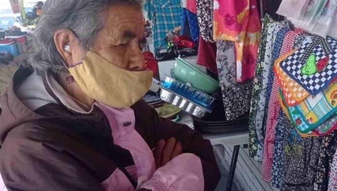 Lucha abuelita  por sobrevivir como vendedora ambulante