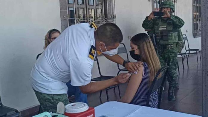 Sedena aplica vacunación en Frontera