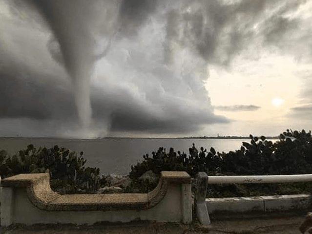 Video. Tornado causa pánico en Veracruz y deja daños en 25 casas