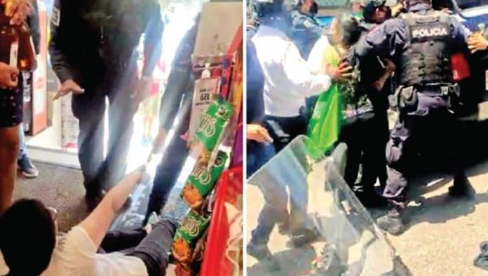 Policías golpean a mujeres por protestar en Cuernavaca
