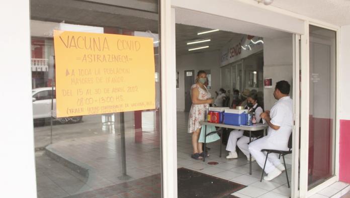 Vacunan contra Covid a turistas