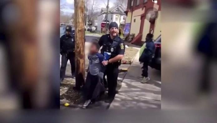 Niño roba una bolsa de papitas y es detenido por la policía