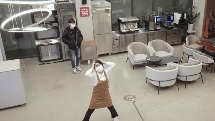 Sorprende bailando a su empleada; no creerás como reaccionó