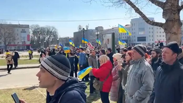 Rusos reprimen manifestación pro ucraniana en Kherson