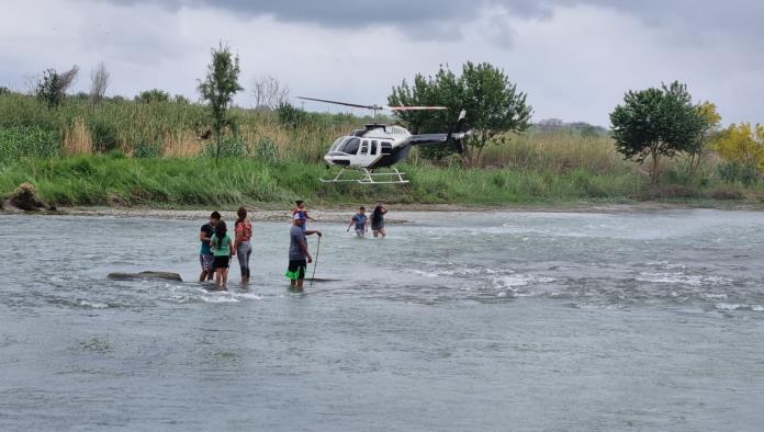 Frena helicóptero cruce de migrantes