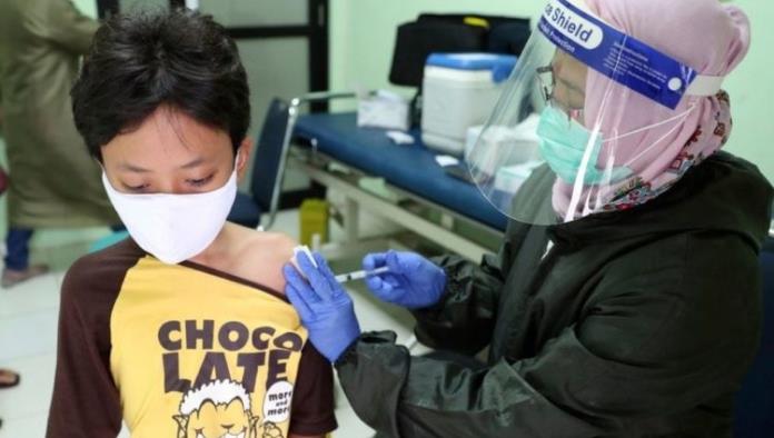 Esperan vacuna para niños de 12 a 14 años
