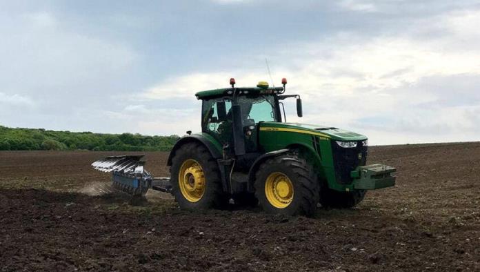 Rusos empiezan a robar tractores ucranianos; Los desactivan de manera remota