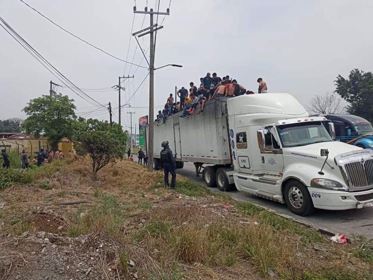 Rescatan a 310 migrantes dentro de caja de tráiler en Veracruz
