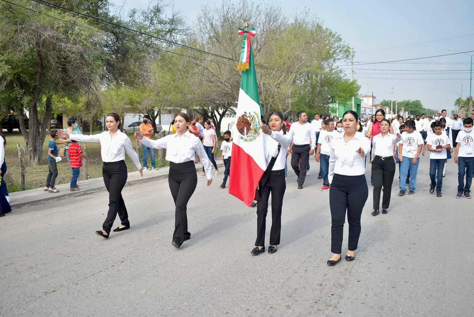 Encabeza Pily Valenzuela ceremonia cívica y desfile