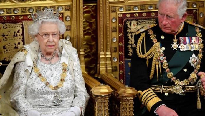 La corona de la reina Isabel II se ha vuelto demasiado pesada para ella