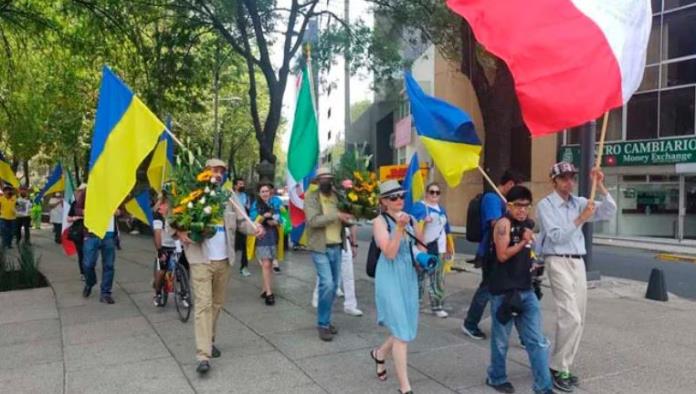 Ucranianos en México marcharon para exigir salida de tropas rusas de Kiev