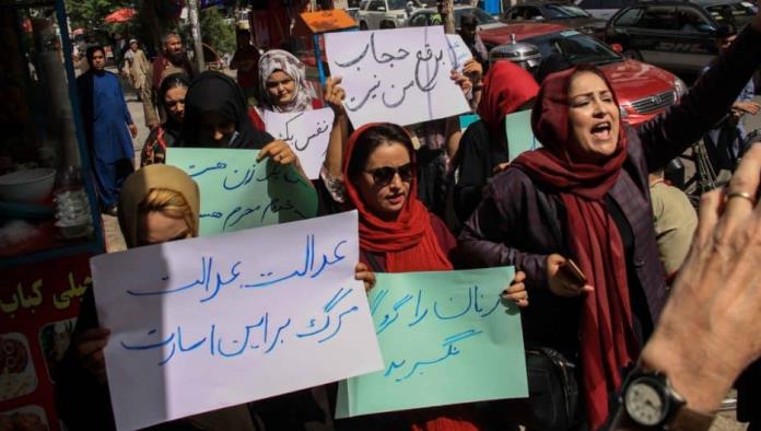 Mujeres afganas protestan contra el Talibán en Kabul