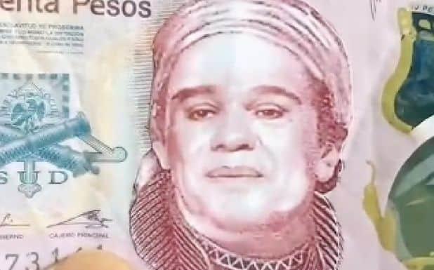 Le pagan con billete de 50 pesos con cara de Juan Gabriel