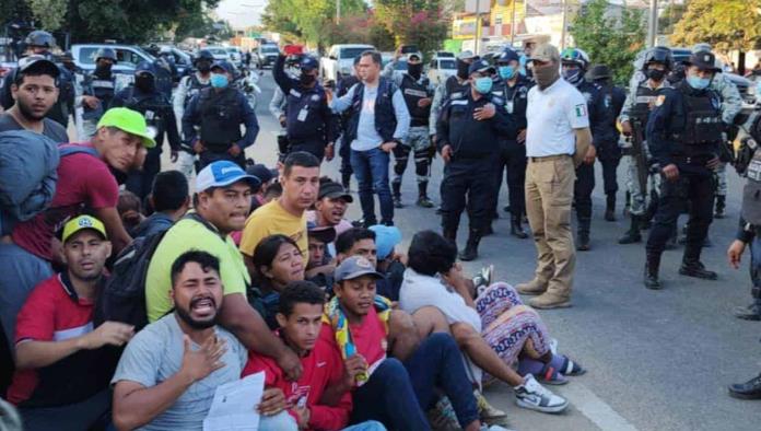 Migrantes se amotinan en Oaxaca; Señalan maltrato del INM