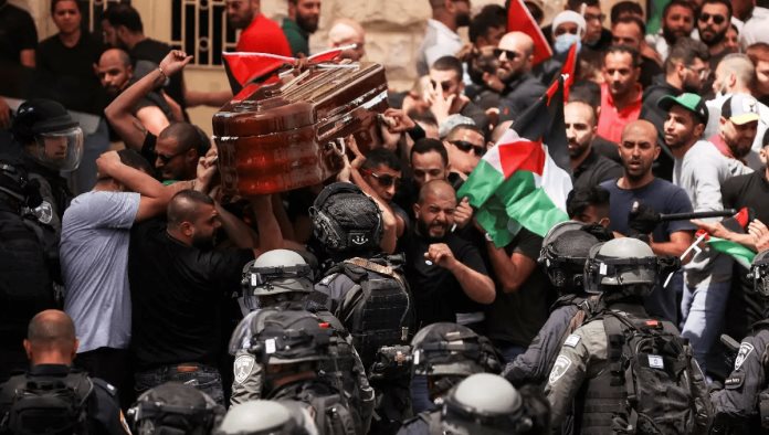 Policías israelíes atacan funeral de reportera asesinada por Israel