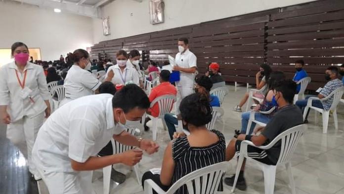 Nueva Rosita: Vacunan contra Covid a menores