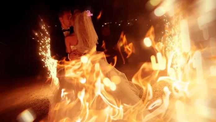 Novios ‘ardientes’ se prenden fuego a propósito en la fiesta de su boda