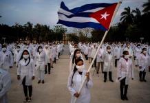 “¡Que se vayan al carajo!? ;AMLO defiende a médicos cubanos