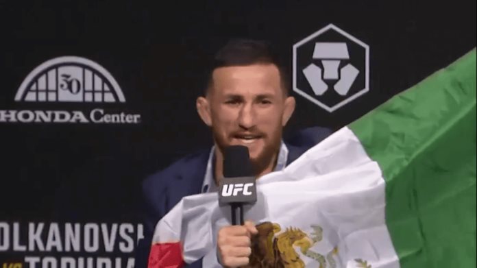 Representó a México Peleador georgiano saca la bandera de México
