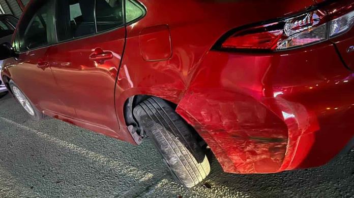 Se estrella en auto estático