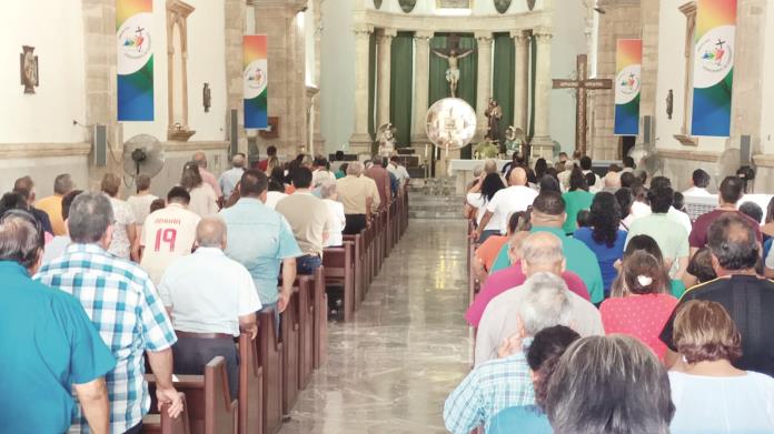 Se suman católicos a oración por la paz