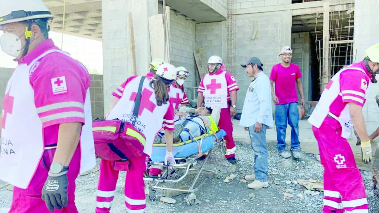 Alba&ntilde;il herido por convulsi&oacute;n en obra de Saltillo