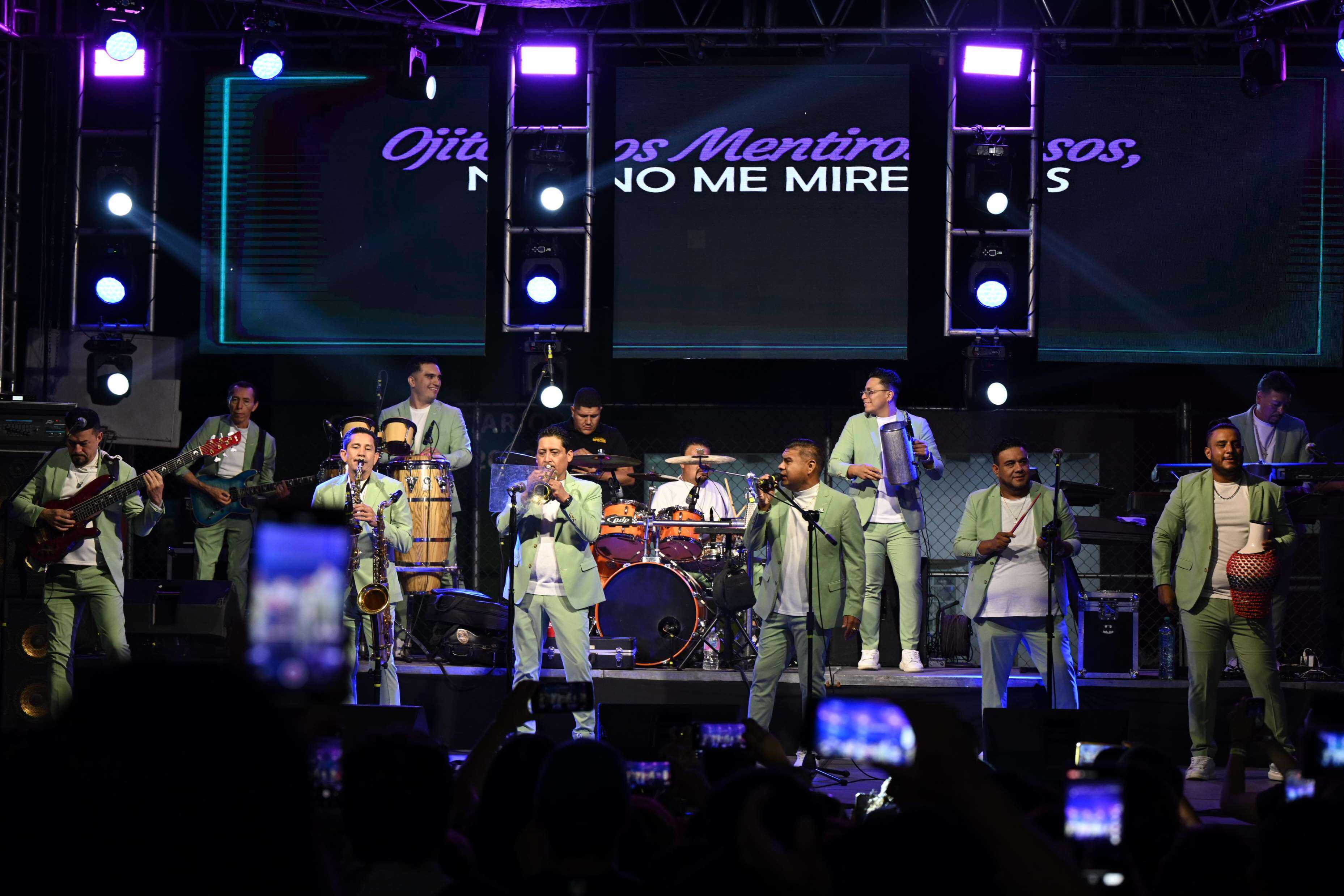 Concierto de Tropicalisimo Apache congrega a multitudes en FINA Saltillo 448