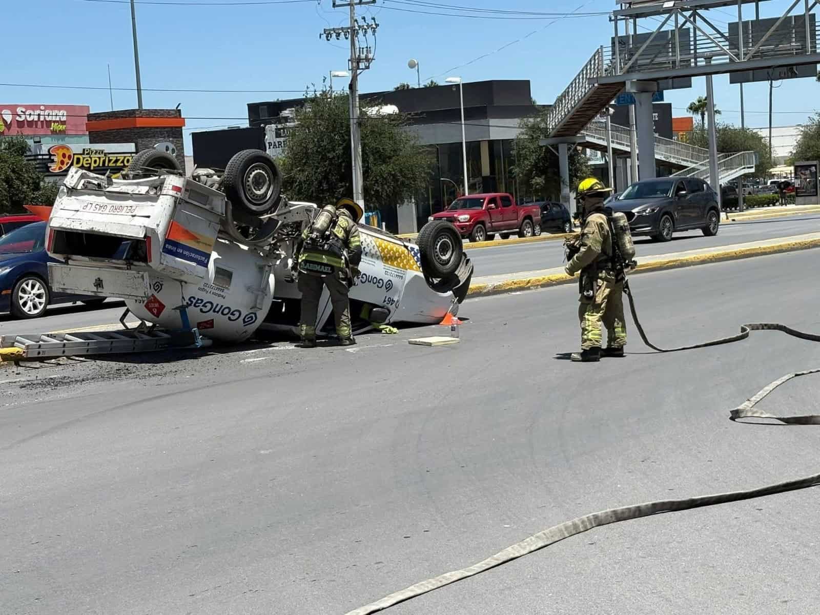 Intensa movilizaci&oacute;n por accidente de pipa GonGas en Plaza Patio