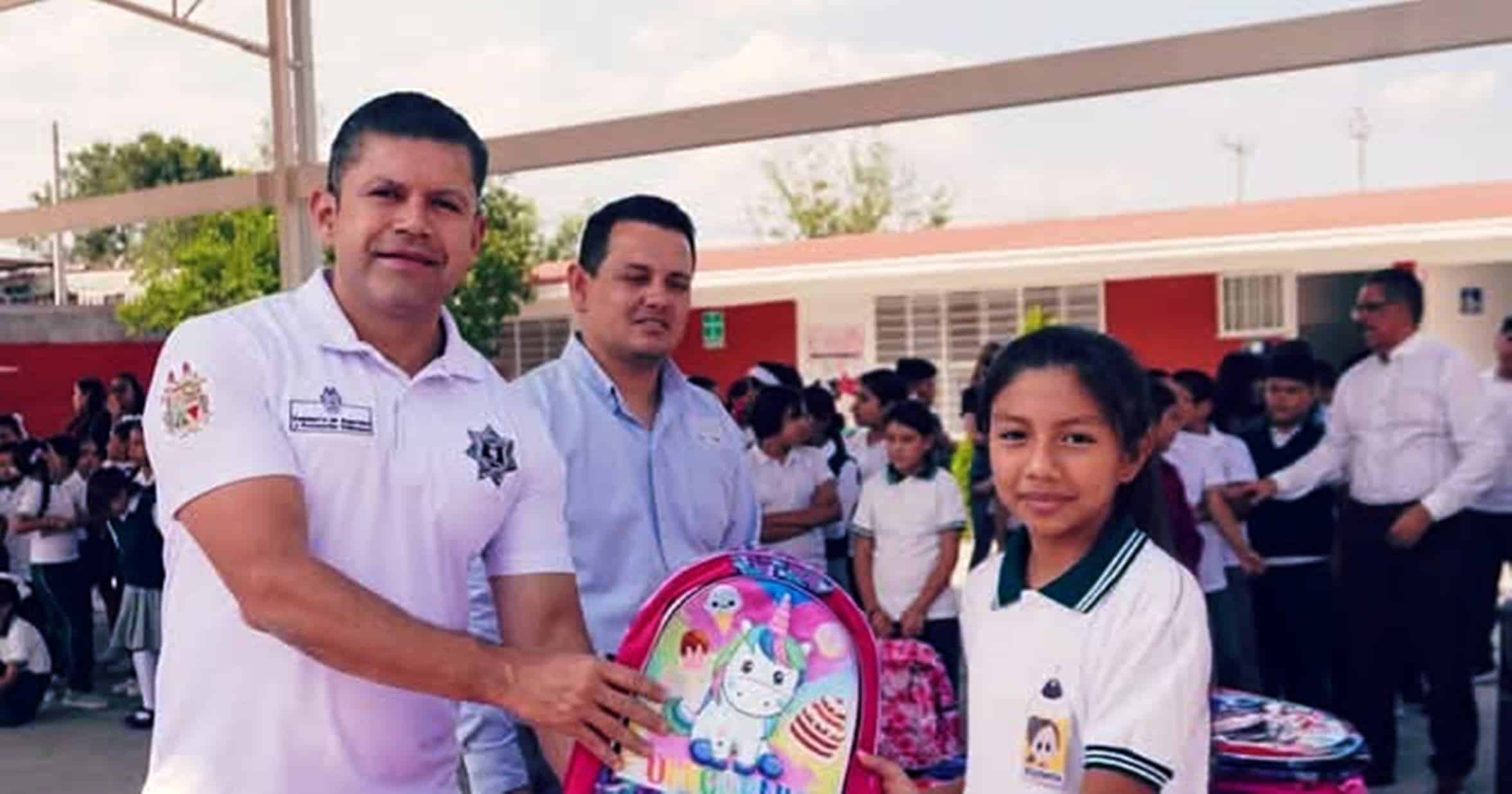 Comisar&iacute;a de Seguridad en Saltillo entrega 500 mochilas a estudiantes necesitados