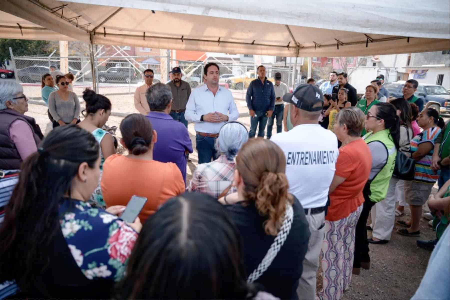 Alcalde Javier Díaz atiende peticiones de vecinos en Santa Cristina