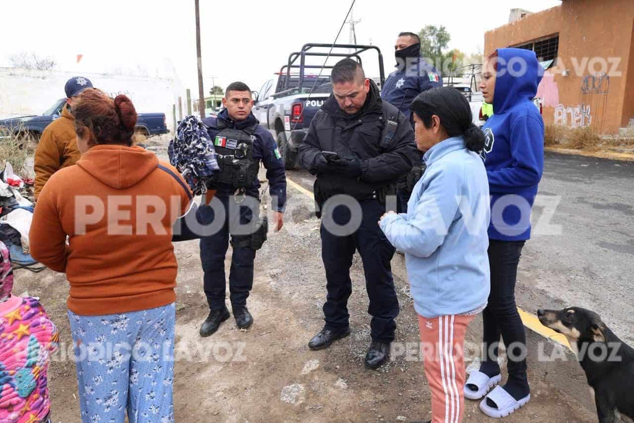 Policía Estatal apoya a vulnerables en Monclova por frío extremo