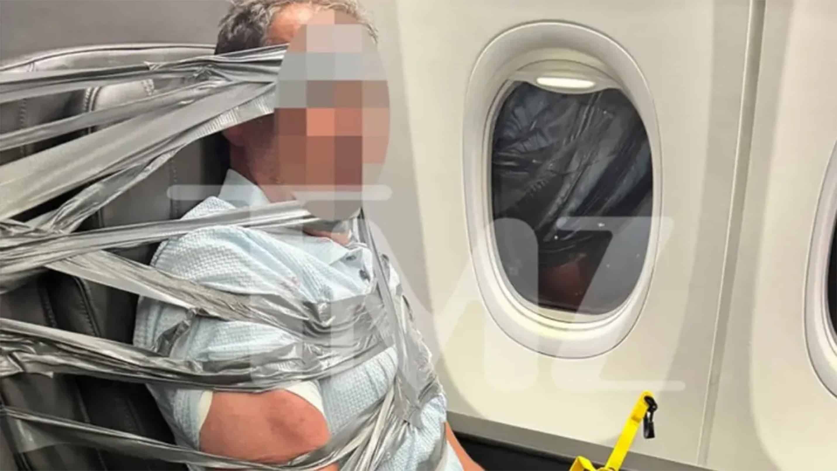 Pasajeros reducen y encintan a hombre tras protagonizar altercado racista y hom&oacute;fobo en pleno vuelo