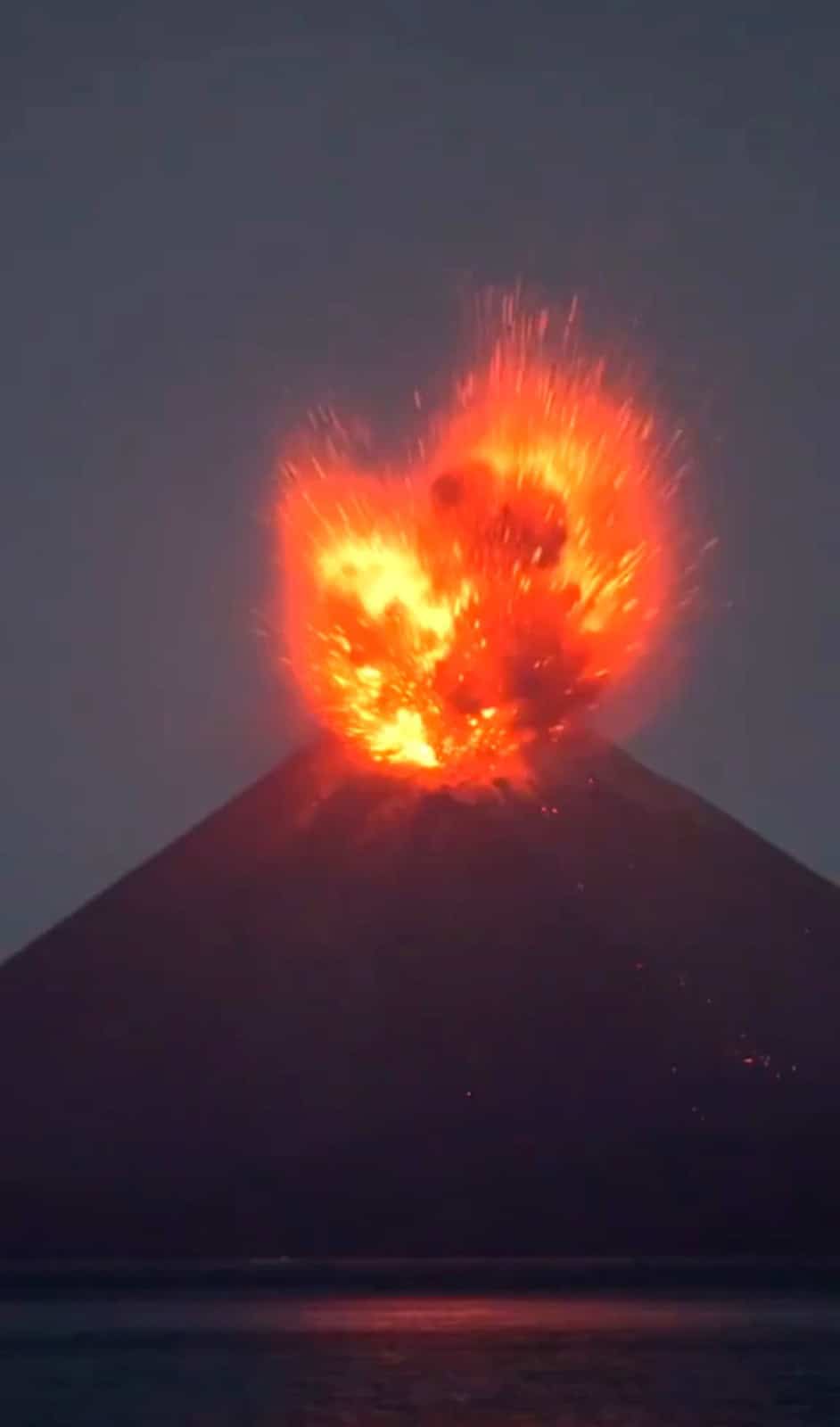 Explosi&oacute;n del Anak Krakatoa interrumpe vuelos en Indonesia