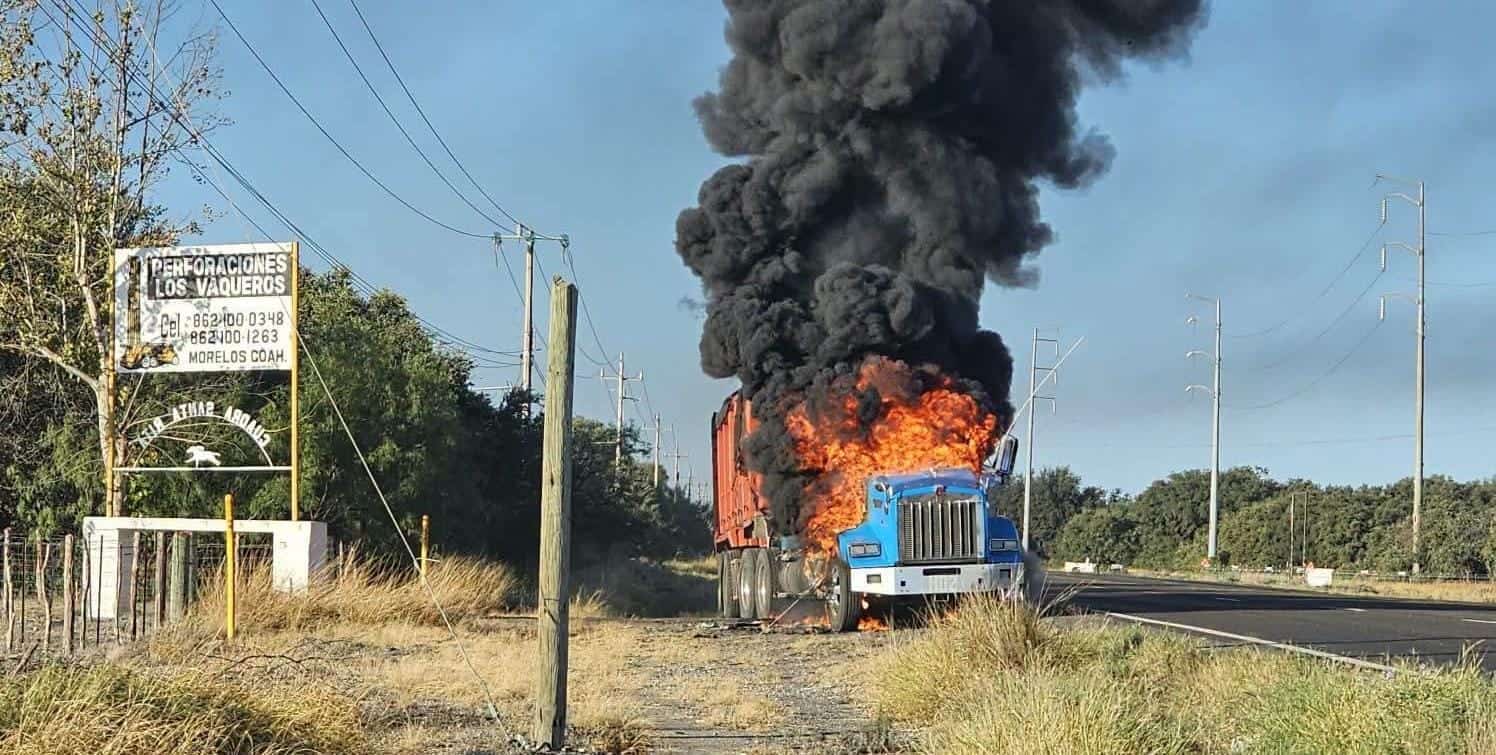 Se incendia tractocami&oacute;n sobre la carretera 57, en el tramo Allende-Nava