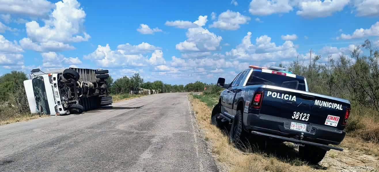 Vuelca camioneta en Zaragoza; tres hombres resultan lesionados