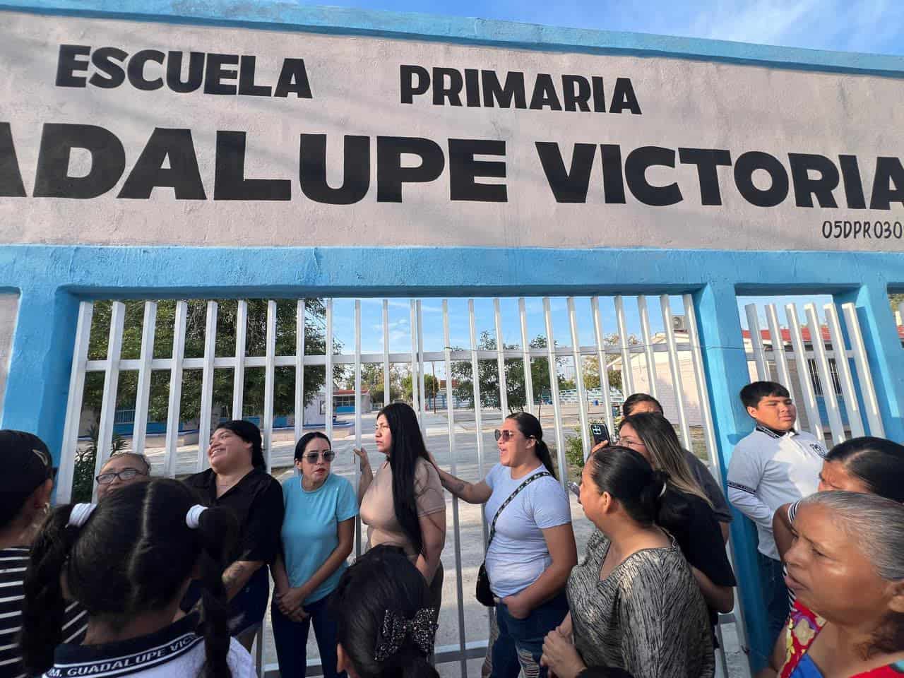 Padres de familia bloquean acceso a primaria en Acu&ntilde;a por presuntas agresiones a menores