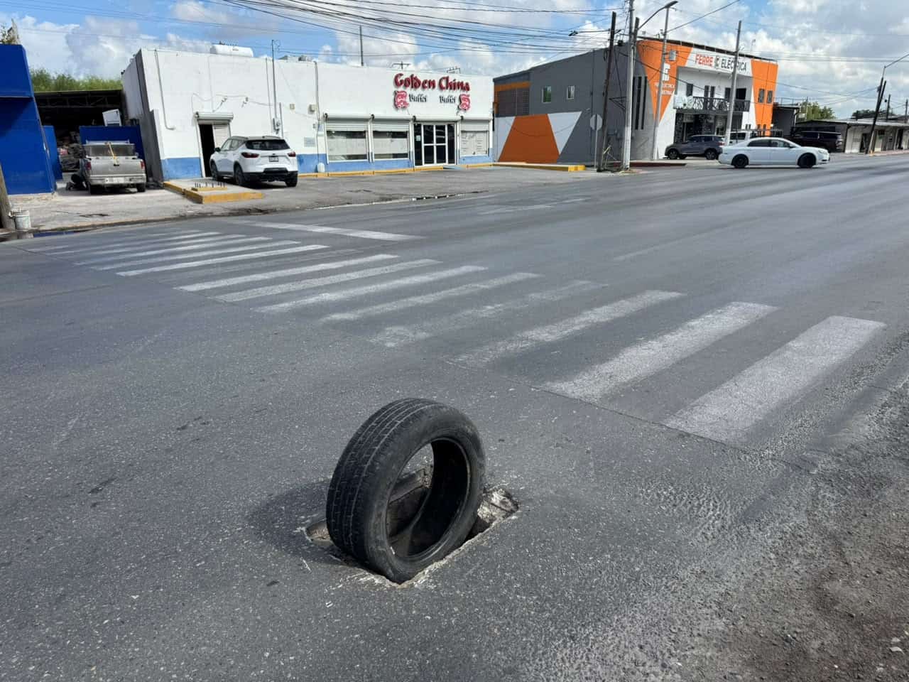 Alertan por alcantarilla abierta; Improvisan llanta para prevenir accidentes