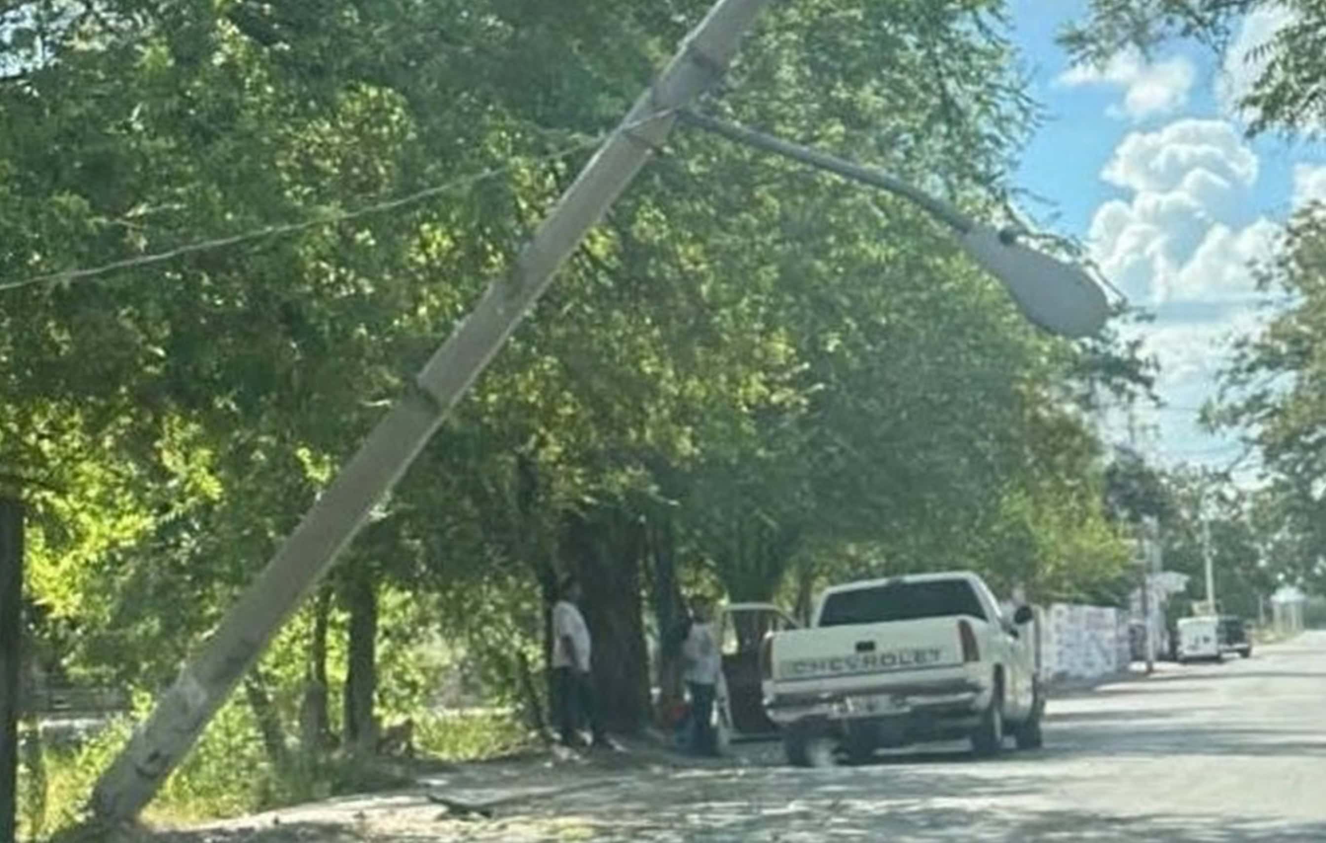 Joven pierde el control y se impacta contra poste en Nava