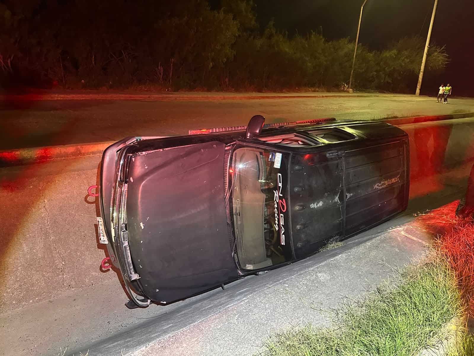 Camioneta termina dentro de un canal tras perder el control en Ciudad Acu&ntilde;a