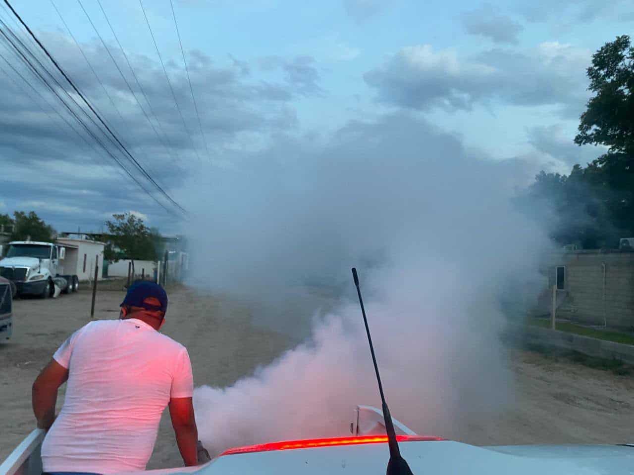Refuerzan fumigaci&oacute;n contra mosquitos en comunidades de Nava